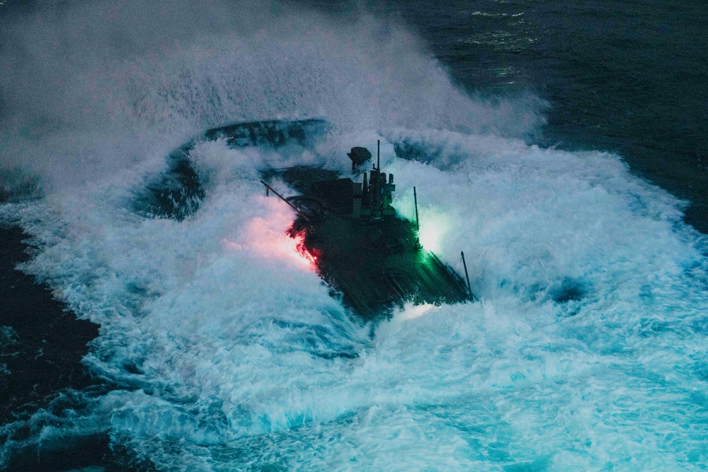 QUART: ACVs conduct nighttime qualifications aboard Harpers Ferry