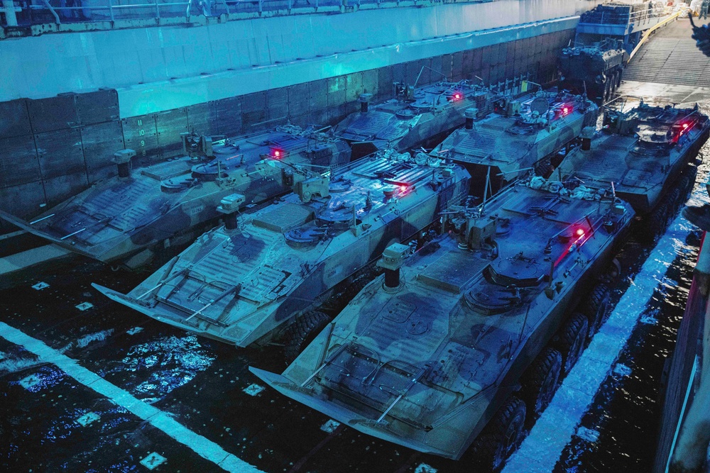 QUART: ACVs conduct nighttime qualifications aboard Harpers Ferry