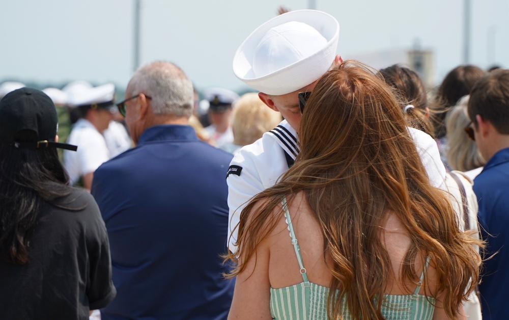 USS Gettysburg (CG 64) Sailors reunite with family members onboard Naval Weapons Station Yorktown following recent deployment