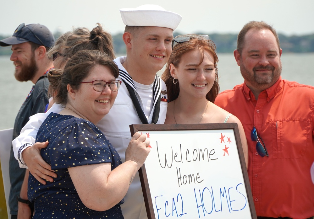 USS Gettysburg (CG 64) Sailors reunite with family members onboard Naval Weapons Station Yorktown following recent deployment