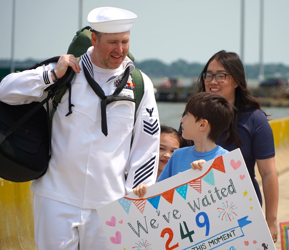 USS Gettysburg (CG 64) Sailors reunite with family members onboard Naval Weapons Station Yorktown following recent deployment