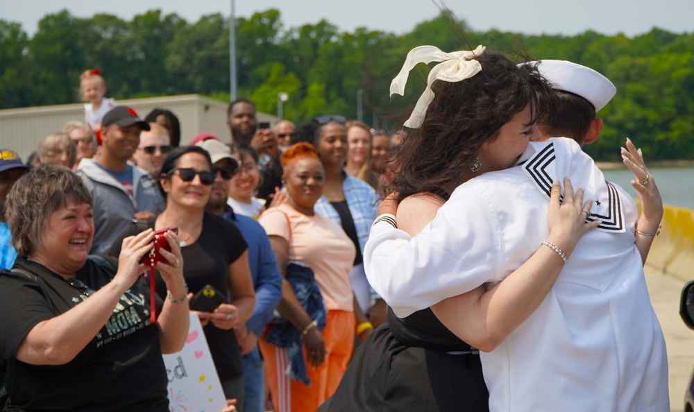 USS Gettysburg (CG 64) Sailors reunite with family members onboard Naval Weapons Station Yorktown following recent deployment