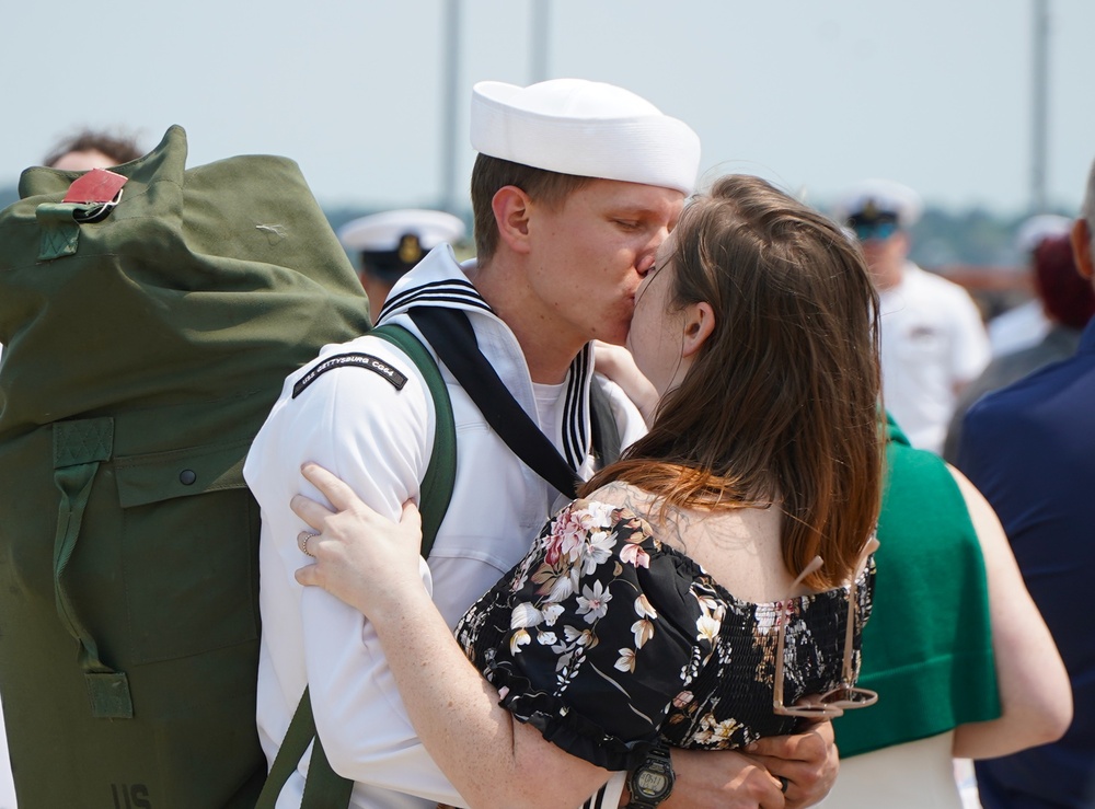 USS Gettysburg (CG 64) Sailors reunite with family members onboard Naval Weapons Station Yorktown following recent deployment