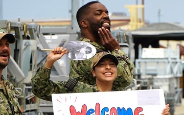 USS Gettysburg (CG 64) Sailors reunite with family members onboard Naval Weapons Station Yorktown following recent deployment