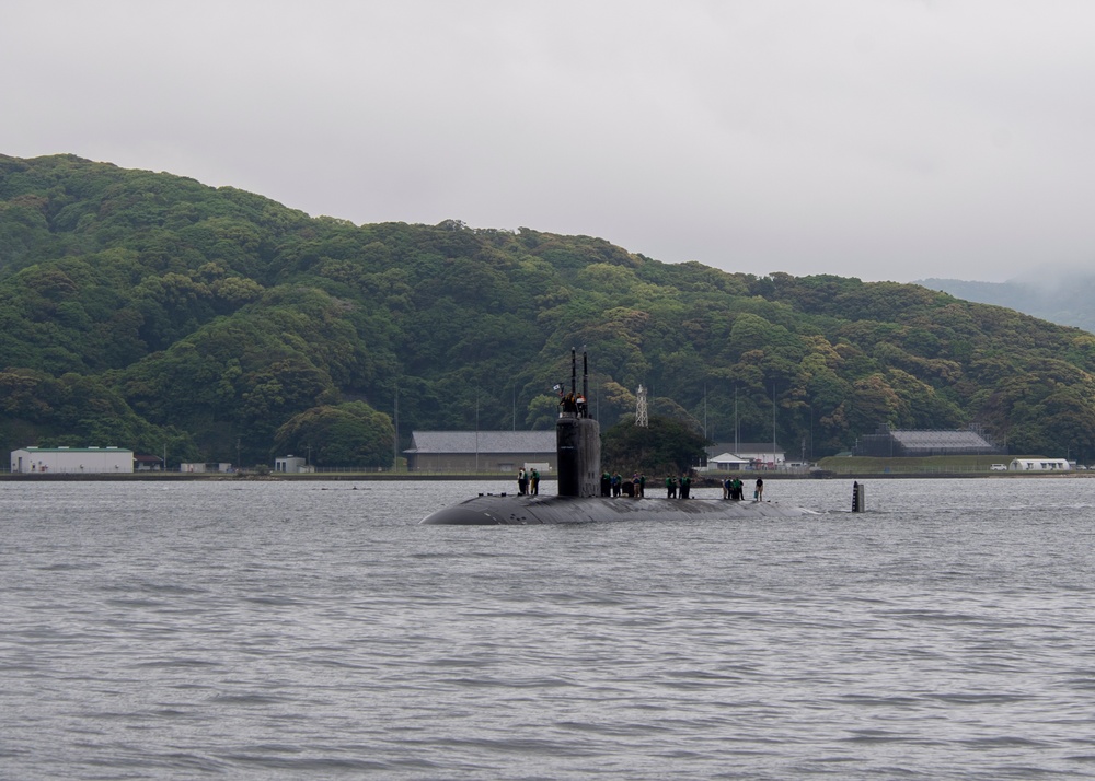 USS Springfield (SSN 761) pulls into Commander, Fleet Activities Sasebo