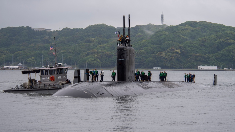 USS Springfield (SSN 761) pulls into Commander, Fleet Activities Sasebo