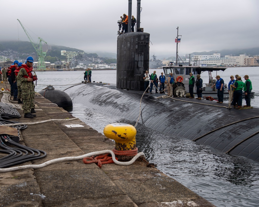 USS Springfield (SSN 761) pulls into Commander, Fleet Activities Sasebo
