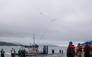 USS Springfield (SSN 761) pulls into Commander, Fleet Activities Sasebo