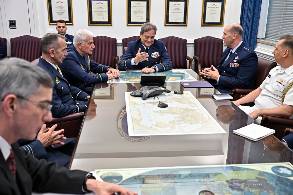 Maj. Gen. Daniels meets Greek Lt. Gen. Grigoriadis