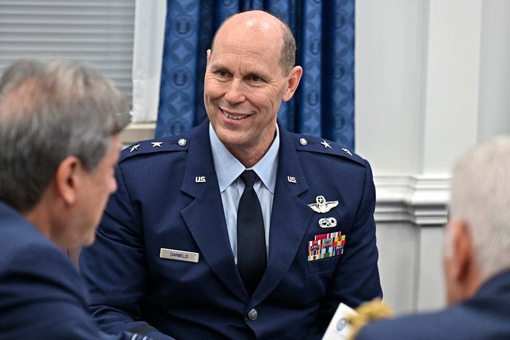 Maj. Gen. Daniels meets Greek Lt. Gen. Grigoriadis