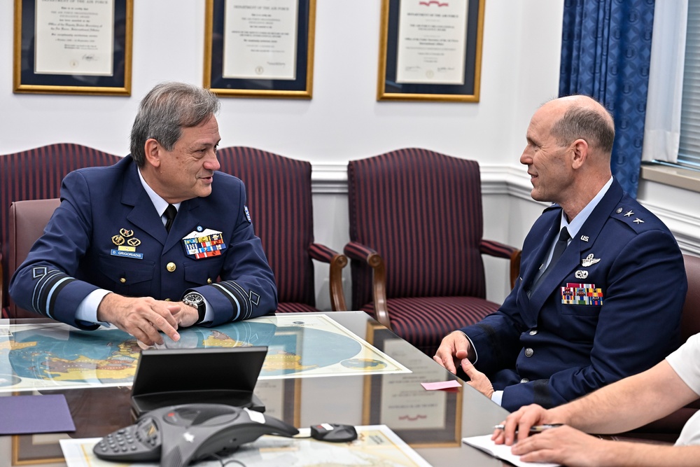 Maj. Gen. Daniels meets Greek Lt. Gen. Grigoriadis