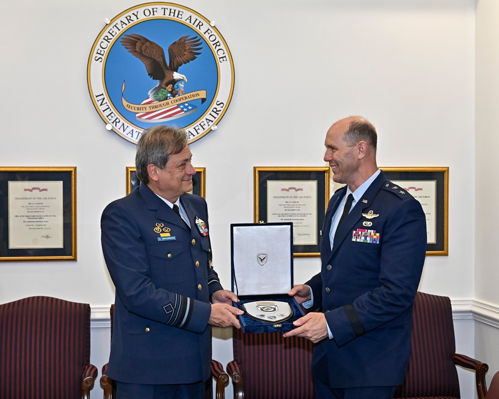 Maj. Gen. Daniels meets Greek Lt. Gen. Grigoriadis