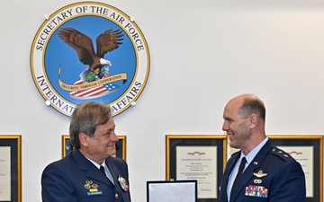 Maj. Gen. Daniels meets Greek Lt. Gen. Grigoriadis