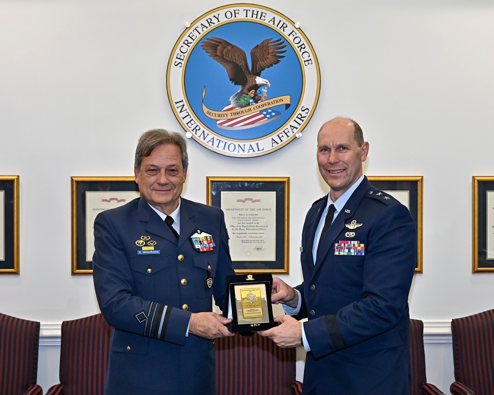 Maj. Gen. Daniels meets Greek Lt. Gen. Grigoriadis
