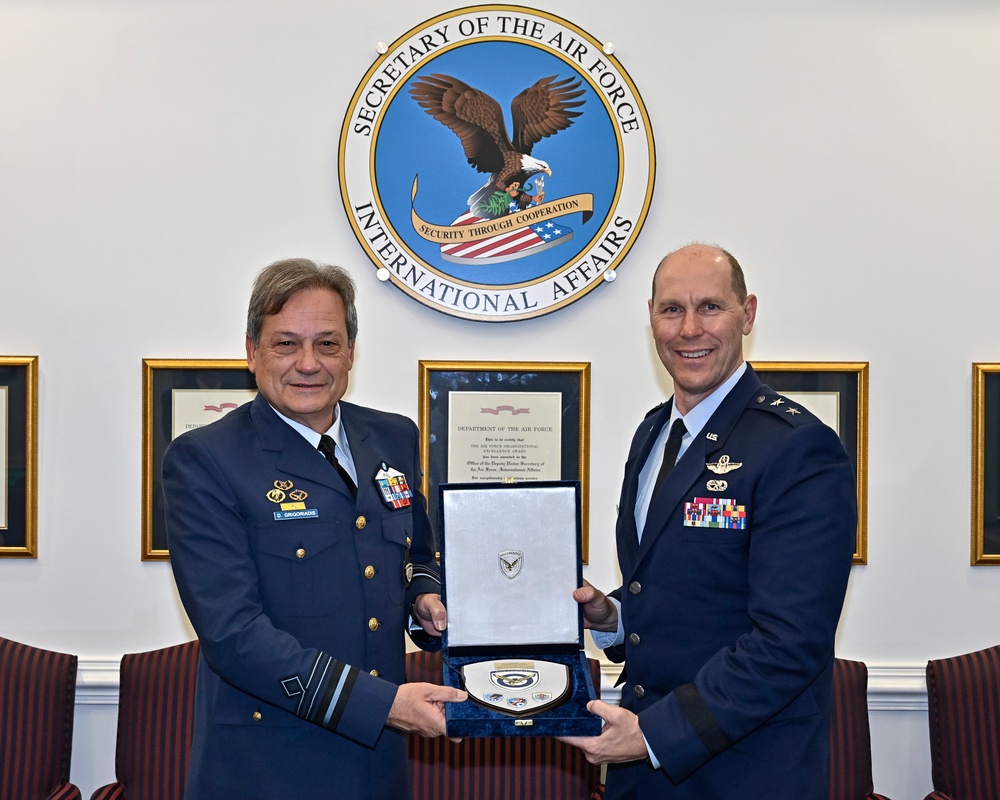 Maj. Gen. Daniels meets Greek Lt. Gen. Grigoriadis