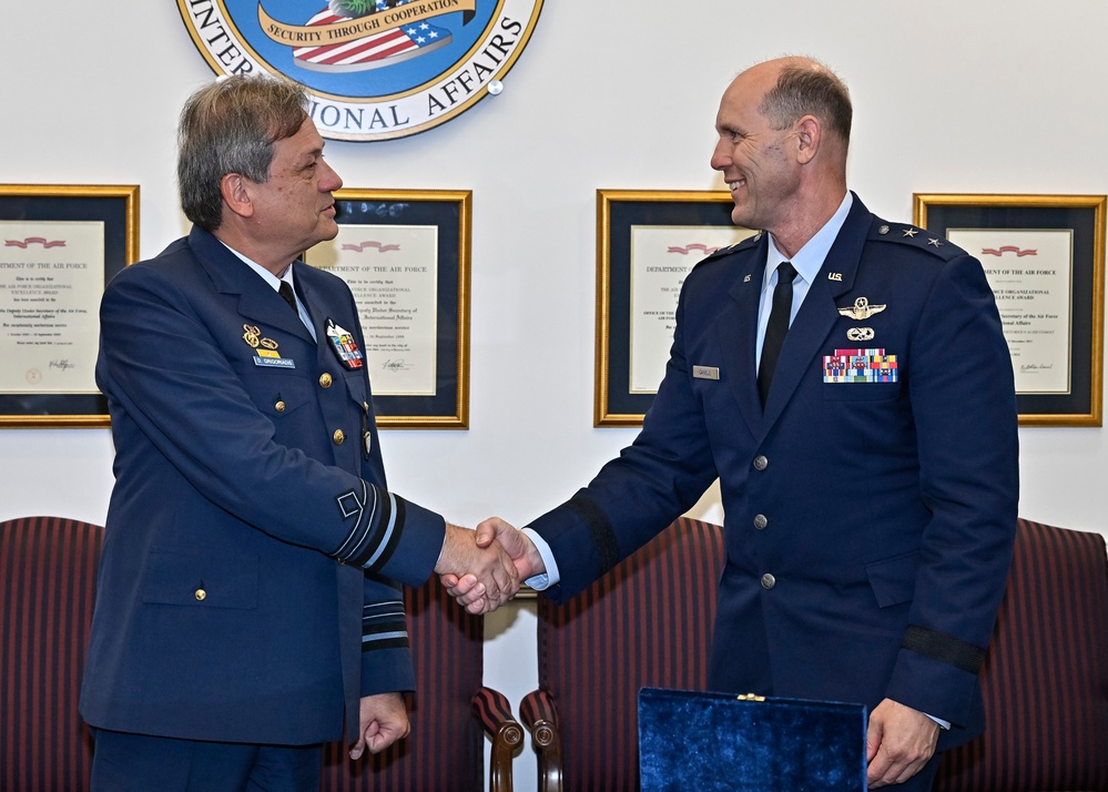 Maj. Gen. Daniels meets Greek Lt. Gen. Grigoriadis