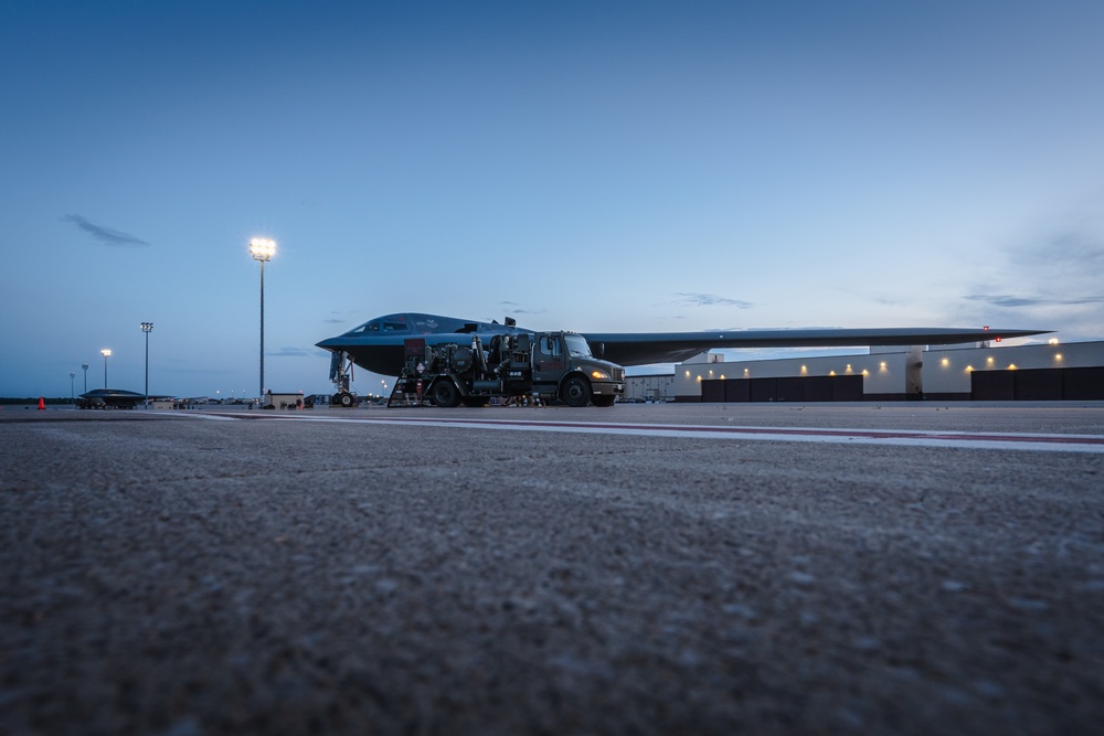 B-2 Spirits receive hot-pit refueling at Whiteman AFB