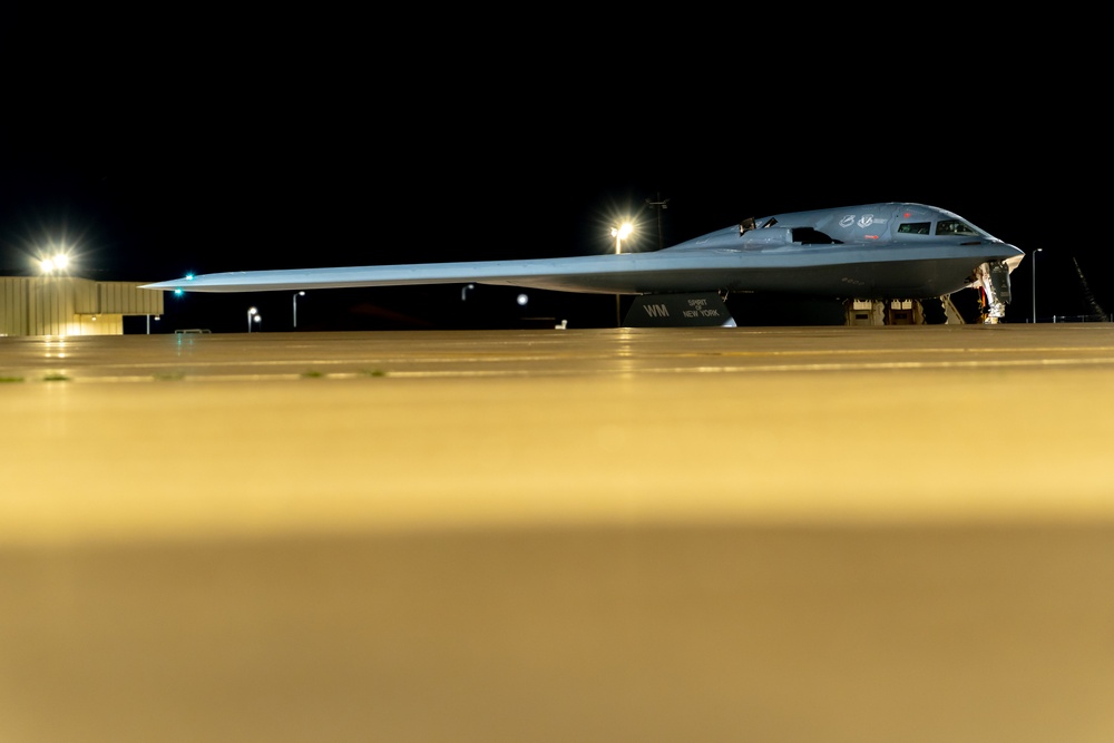 B-2 Spirits receive hot-pit refueling at Whiteman AFB