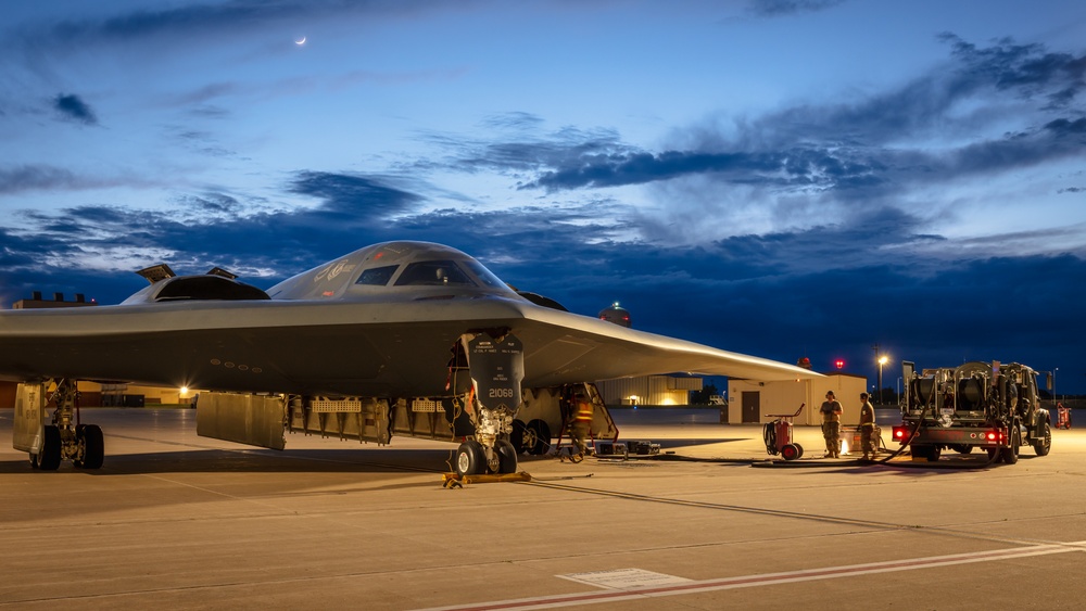 B-2 Spirits receive hot-pit refueling at Whiteman AFB