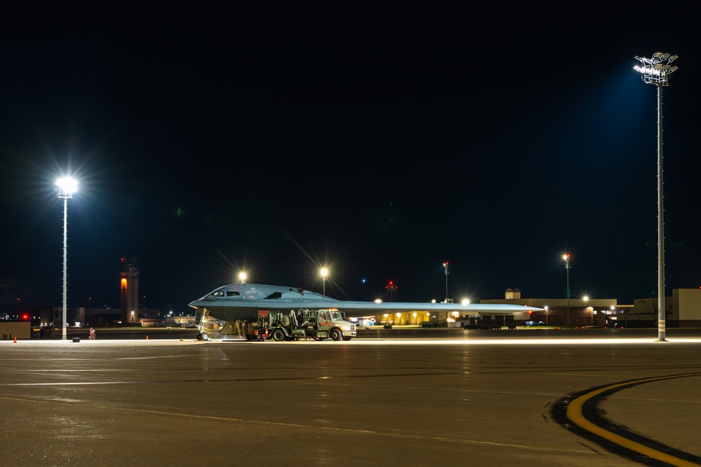 B-2 Spirits receive hot-pit refueling at Whiteman AFB