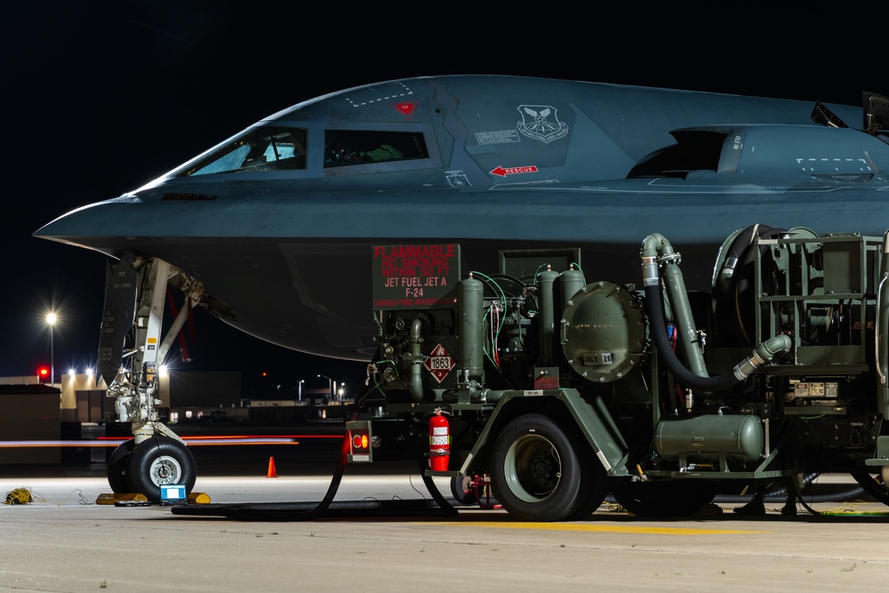 B-2 Spirits receive hot-pit refueling at Whiteman AFB