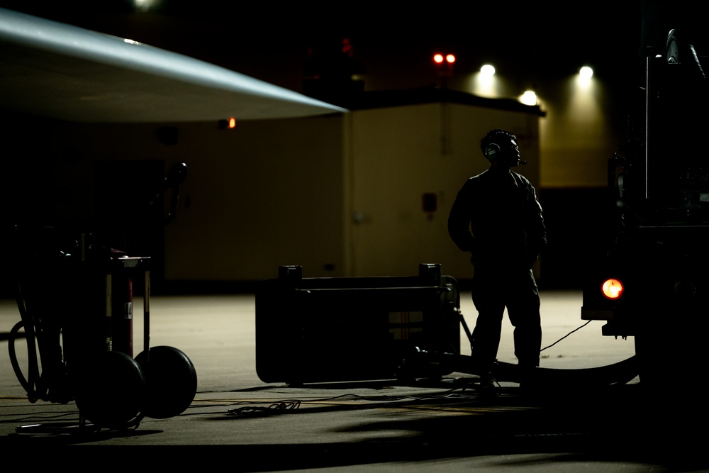 B-2 Spirits receive hot-pit refueling at Whiteman AFB