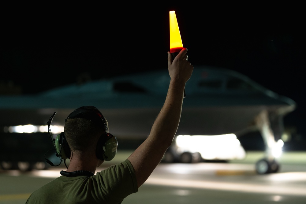 B-2 Spirits receive hot-pit refueling at Whiteman AFB