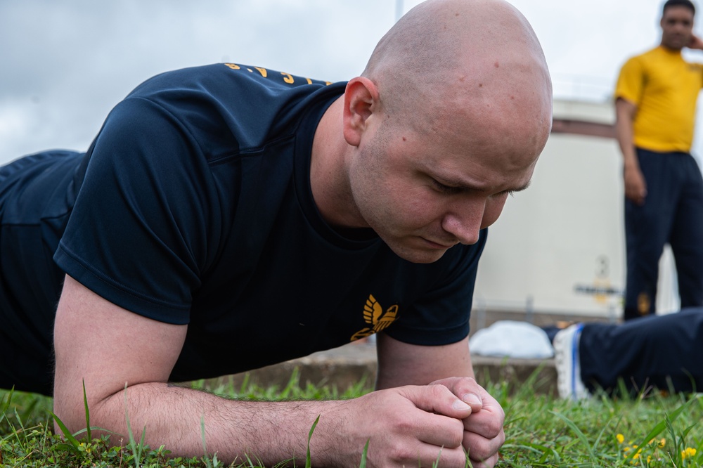 USS John C. Stennis (CVN 74) Sailors Run Physical Readiness Test