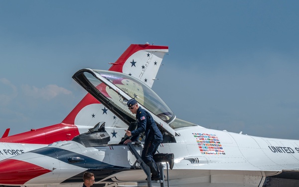 Thunderbirds Arrive at Peterson SFB