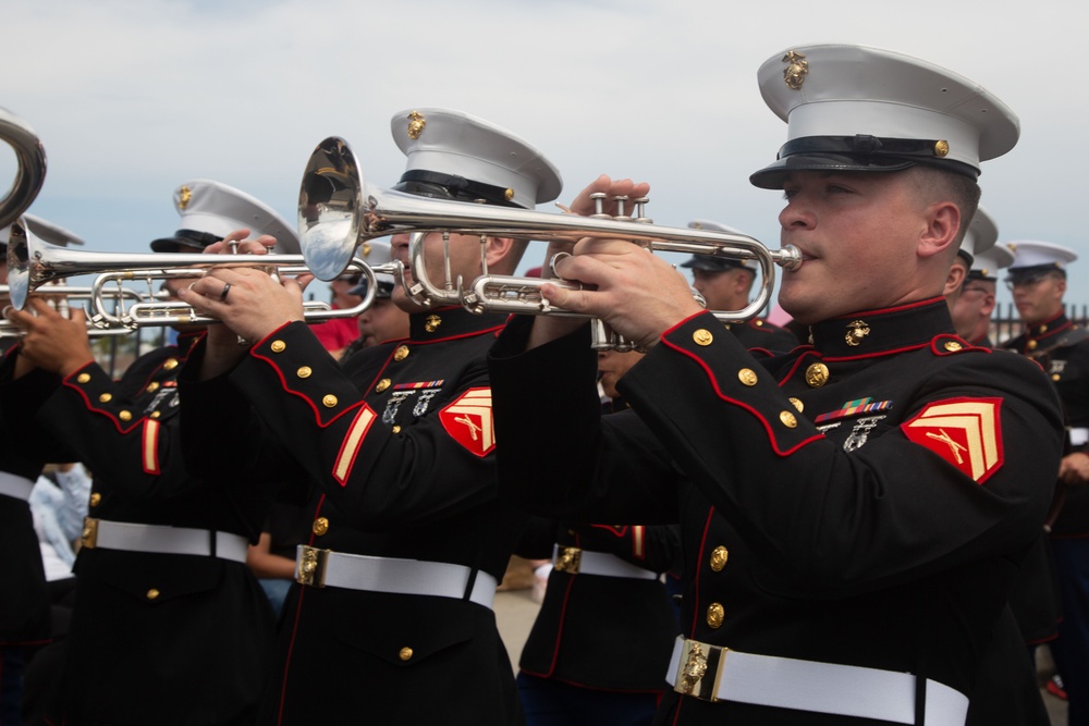 3rd MAW Band participates in 30th annual Balboa Island Parade