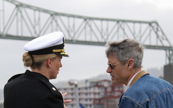 USS Mustin (DDG 89) Conducts Port Visit in Astoria