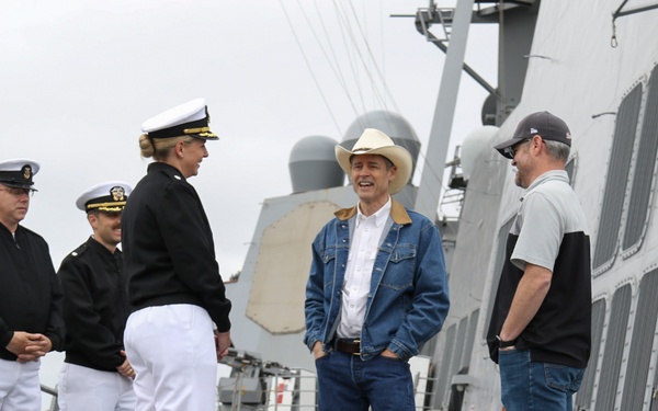 USS Mustin (DDG 89) Conducts Port Visit in Astoria