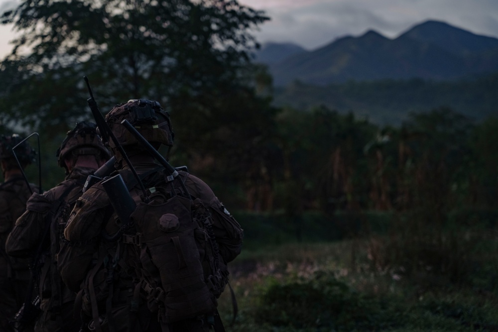 Salaknib 25 | 25th Infantry Division maneuvers to an objective