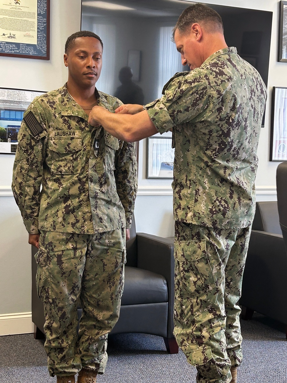 Lt. Laushaw earns NASO warfare qualification