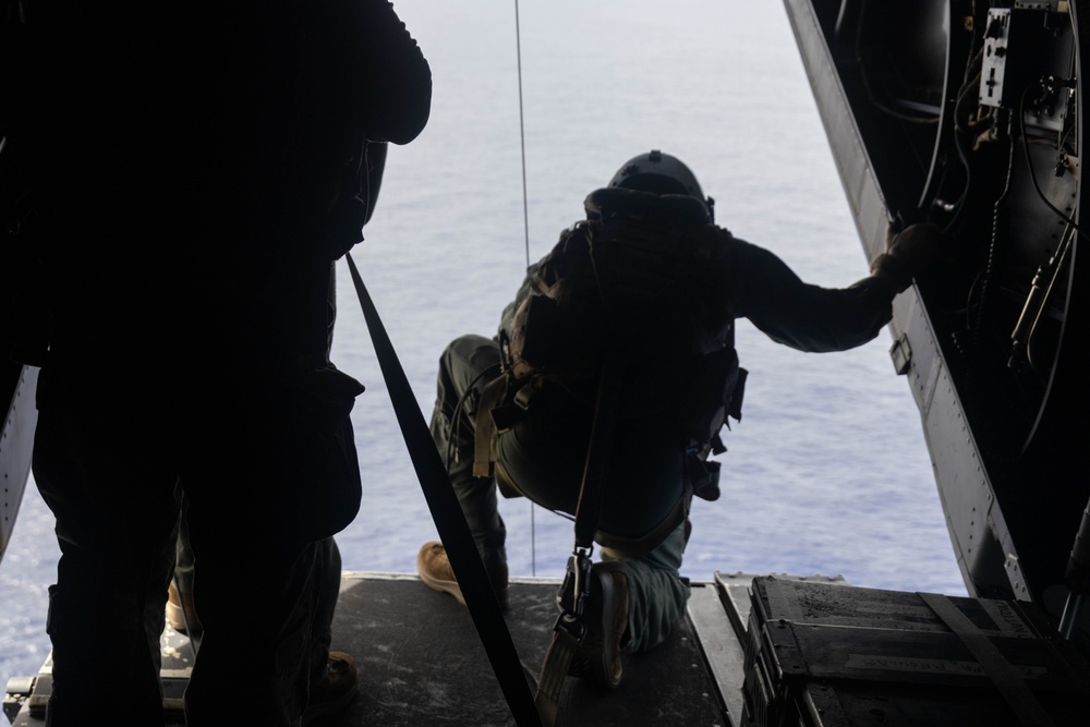 31st MEU | Hoist simulated diver during flight operations