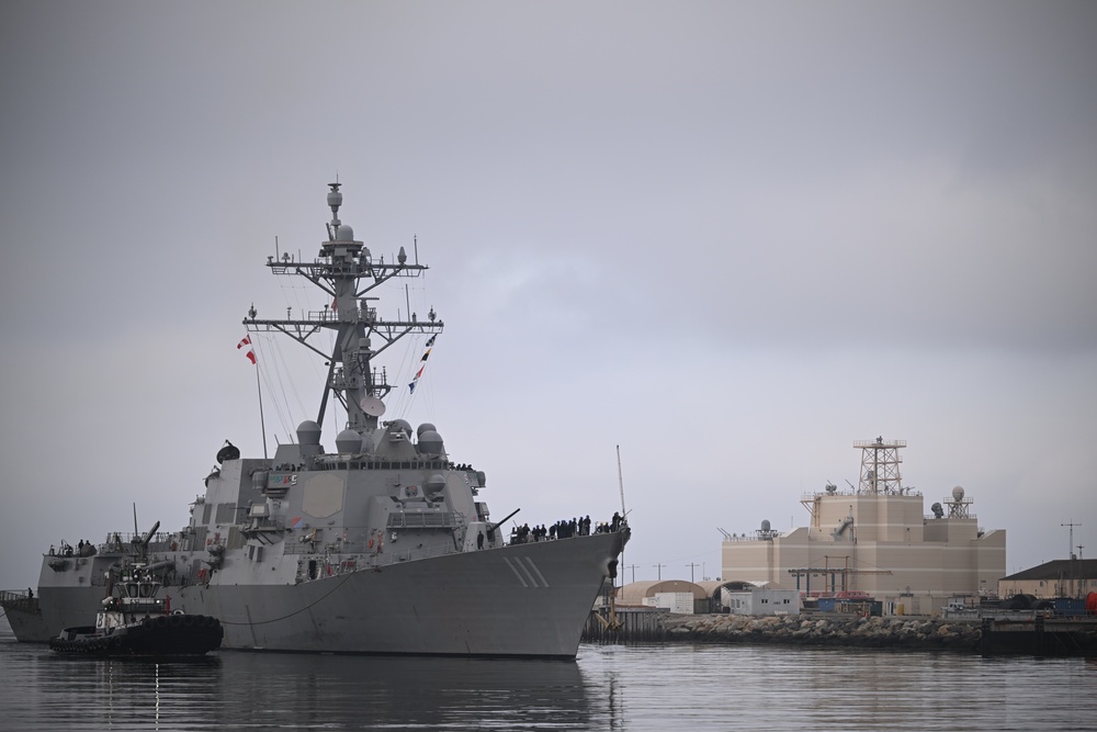 USS Spruance (DDG 111) Visits Naval Surface Warfare Center, Port Hueneme Division