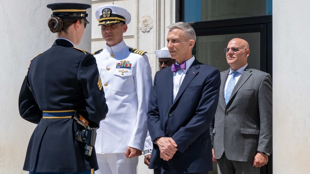NSWC Carderock Leadership Participates in Wreath-laying Ceremony