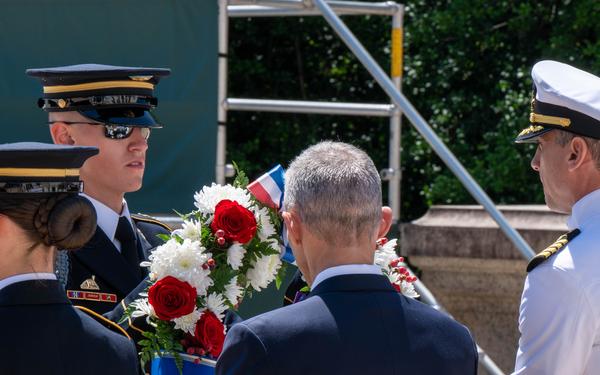 NSWC Carderock Leadership Participates in Wreath-laying Ceremony