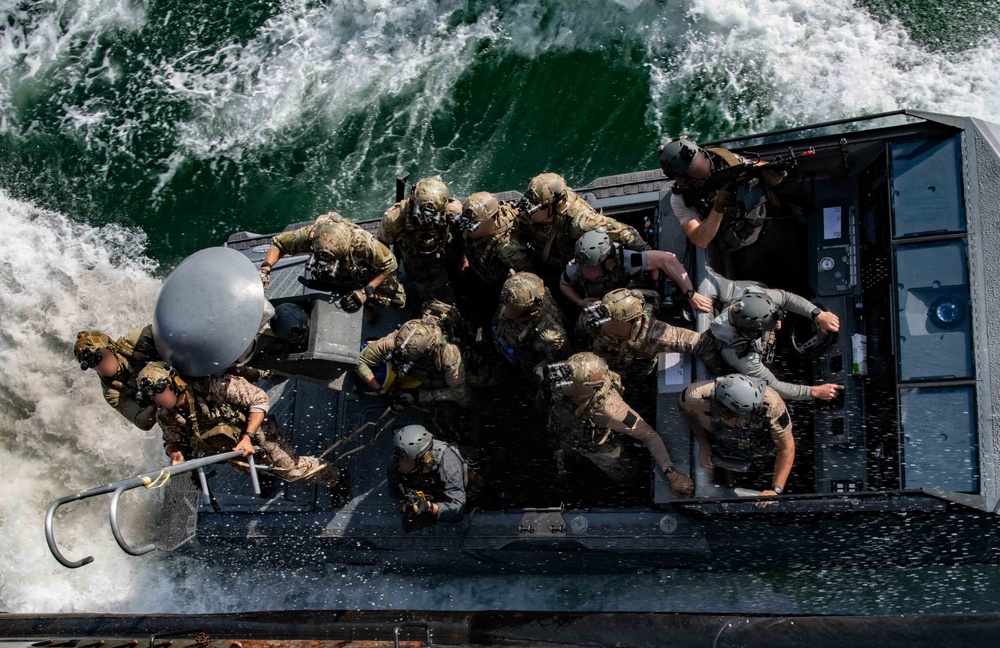NSWG2 CONDUCTS BOARDING TRAINING