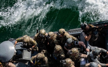 NSWG2 CONDUCTS BOARDING TRAINING