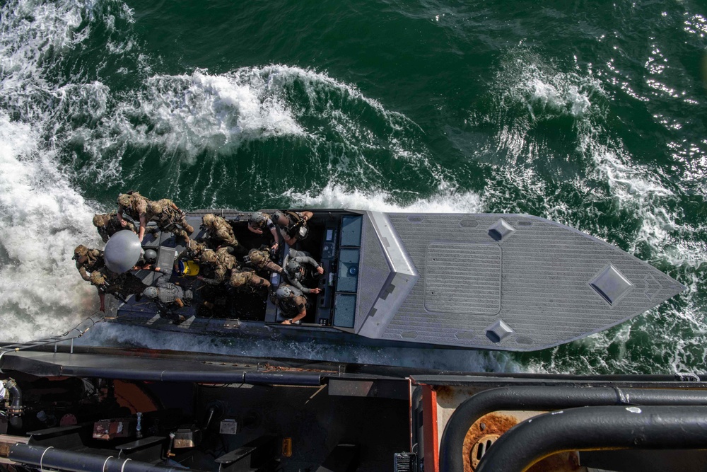 NSWG2 CONDUCTS BOARDING TRAINING