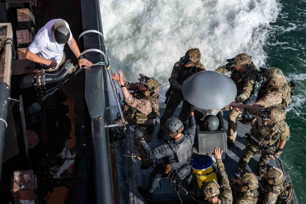 NSWG2 CONDUCTS BOARDING TRAINING