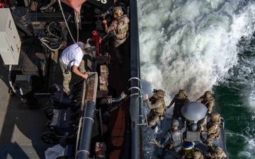NSWG2 CONDUCTS BOARDING TRAINING