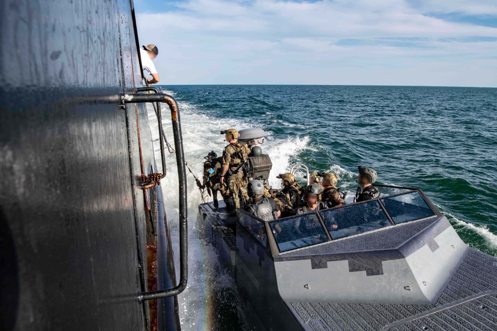 NSWG2 CONDUCTS BOARDING TRAINING