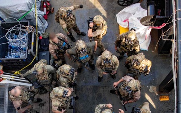 NSWG2 CONDUCTS BOARDING TRAINING
