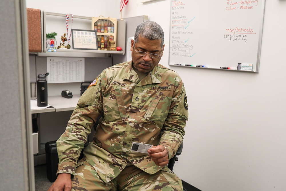 WRAIR's wallet card helps military leaders support Soldiers’ mental health