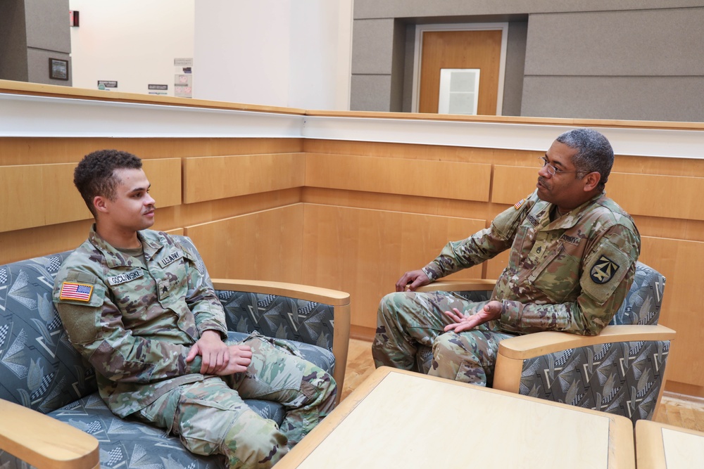 WRAIR's wallet card helps military leaders support Soldiers’ mental health