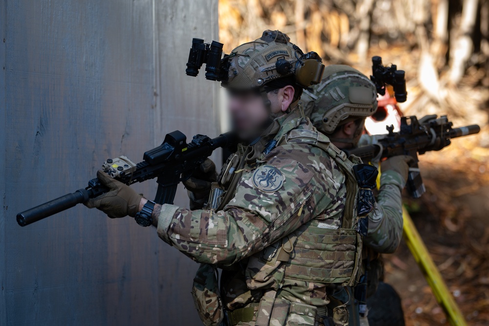 U.S. Navy SEALs, Chilean Navy SF, SOF Conduct Close Quarters Combat Training