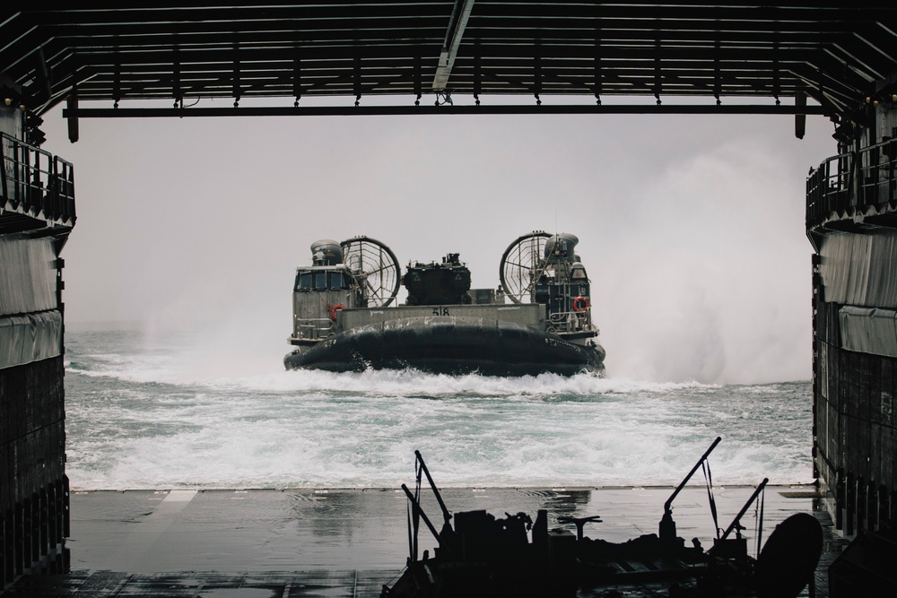 QUART: LCACs Conduct Ship-to-Shore Movements