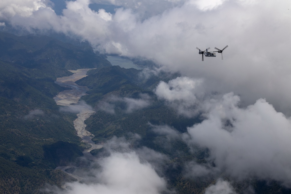 KAMANDAG 9: VMM-364 conducts training flight